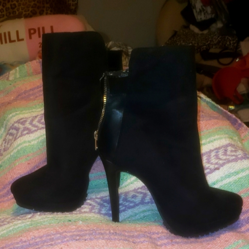 RUE 21 suede black ankle boots Size: 6